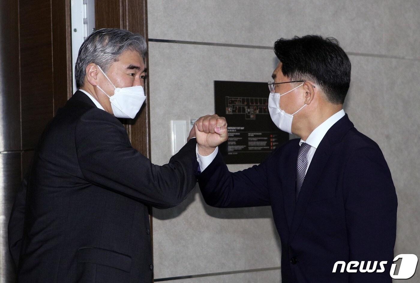 본문 이미지 - 노규덕 외교부 한반도평화교섭본부장(오른쪽)와 성 김 미국 대북특별대표가 21일 서울 중구 롯데호텔에서 열린 한미 북핵 수석대표 협의에서 만나 인사하고 있다. 2021.6.21/뉴스1 ⓒ News1 사진공동취재단