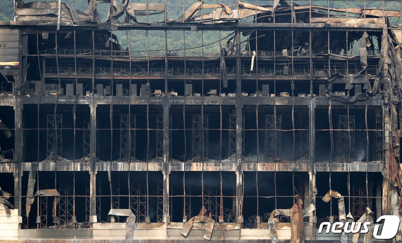 경기도가 이천 쿠팡 물류센터(사진)와 같은 대형화재 재발을 막기 위해 화재 취약지역인 이천, 김포 등 물류단지 밀집지역 2곳을 화재경계지구로 지정·의결했다./뉴스1 ⓒ News1 김영운 기자