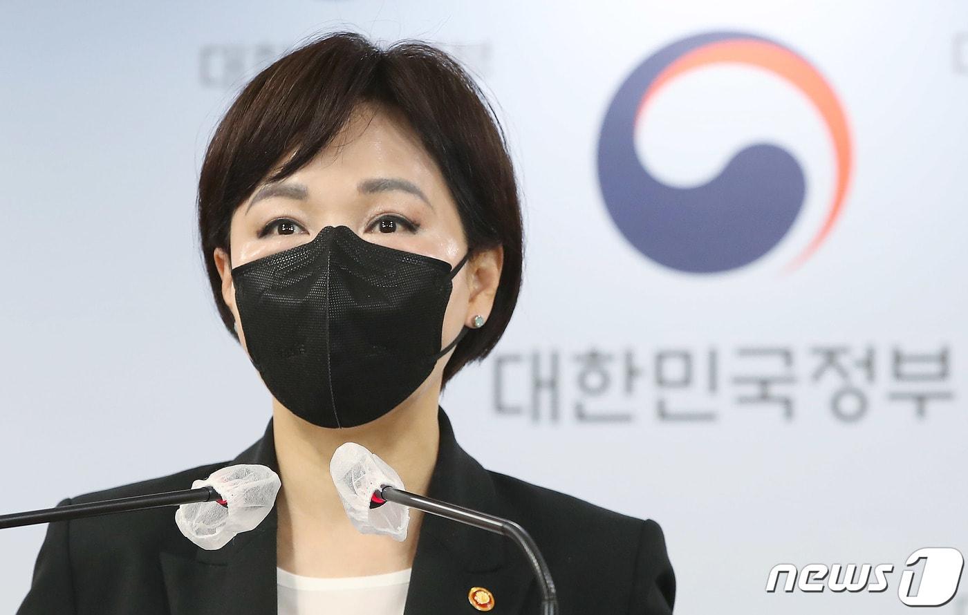 본문 이미지 - 전현희 국민권익위원회 위원장이 21일 오전 서울 종로구 세종대로 정부서울청사에서 17개 시도 지자체 반부패 협력 강화 업무협약 결과 브리핑을 하고 있다. 2021.6.21/뉴스1 ⓒ News1 박정호 기자