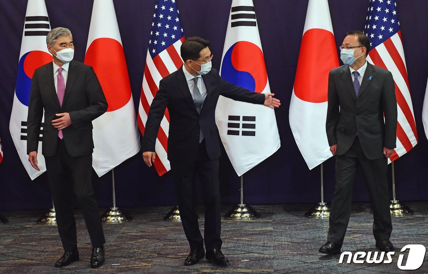 성 김 미국 대북특별대표(왼쪽부터)와 노규덕 외교부 한반도평화교섭본부장, 후나코시 다케히로 일본 외무성 아시아대양주국장이 21일 서울 중구 롯데호텔에서 한미일 북핵 수석대표 협의에 앞서 기념촬영을 한 후 자리로 향하고 있다. 2021.6.21/뉴스1 ⓒ News1 사진공동취재단
