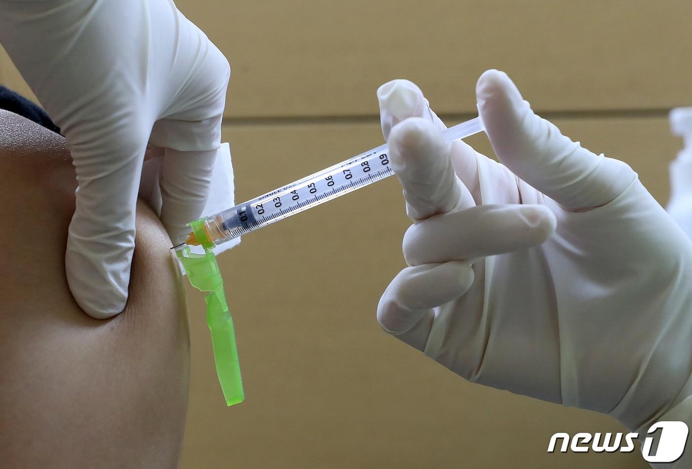 본문 이미지 - 의료진이 코로나19 백신을 접종하고 있다./뉴스1 ⓒ News1 박세연 기자