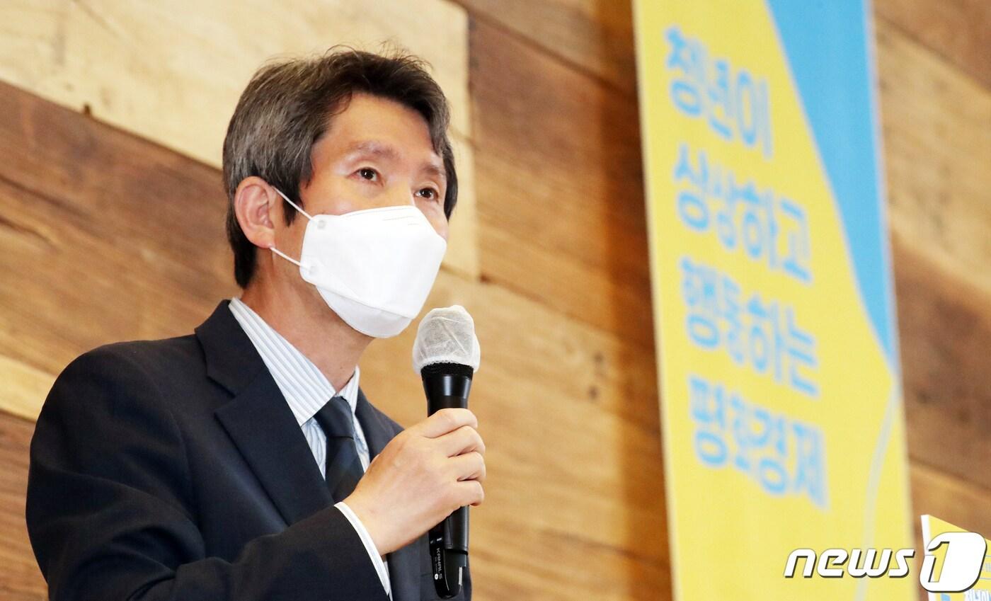 본문 이미지 - 이인영 통일부 장관이 21일 서울 명동 커뮤니티하우스 마실에서 열린 '2021 대한민국 청년 평화경제 오픈랩 프로젝트'에서 축사를 하고 있다. 2021.6.21/뉴스1 ⓒ News1 김명섭 기자