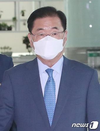 본문 이미지 - 정의용 외교부 장관이 베트남, 싱가포르, 인도네시아 등 아세안 3국 순방을 위해 21일 인천국제공항을 통해 출국하고 있다. 외교부에 따르면 정 장관은 이날부터 25일까지 이어지는 순방을 통해 각국 외교장관과 대통령·총리 등 정부 고위 인사들과 만나 보건·방역, 경제회복, 주요 지역현안에 관한 협력 강화 방안을 논의할 예정이다. 2021.6.21/뉴스1 ⓒ News1 임세영 기자