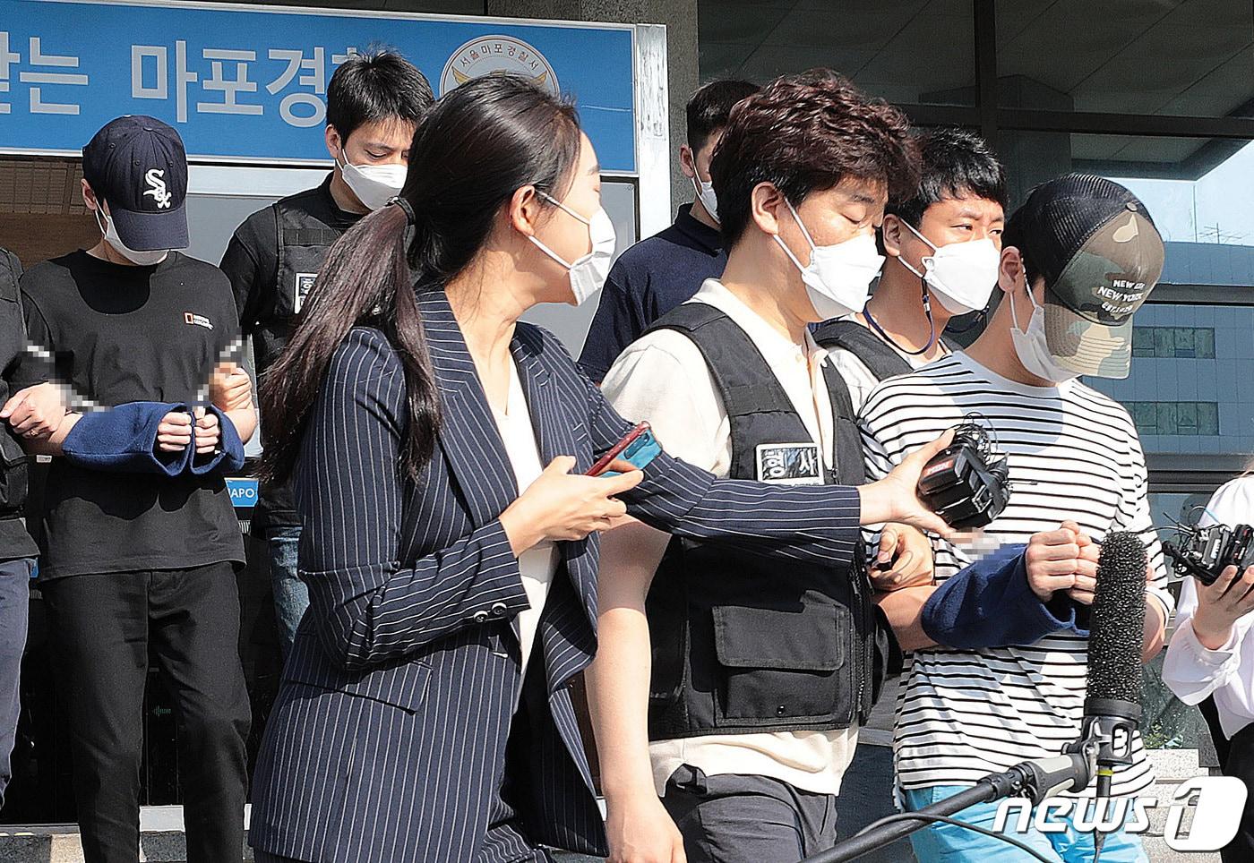 본문 이미지 - 서울 마포구의 한 오피스텔에서 친구를 감금하고 가혹행위로 숨지게 한 20대 남성 2명이 22일 마포경찰서에서 구속 상태로 검찰에 송치되고 있다. 2021.6.22/뉴스1 ⓒ News1 이성철 기자