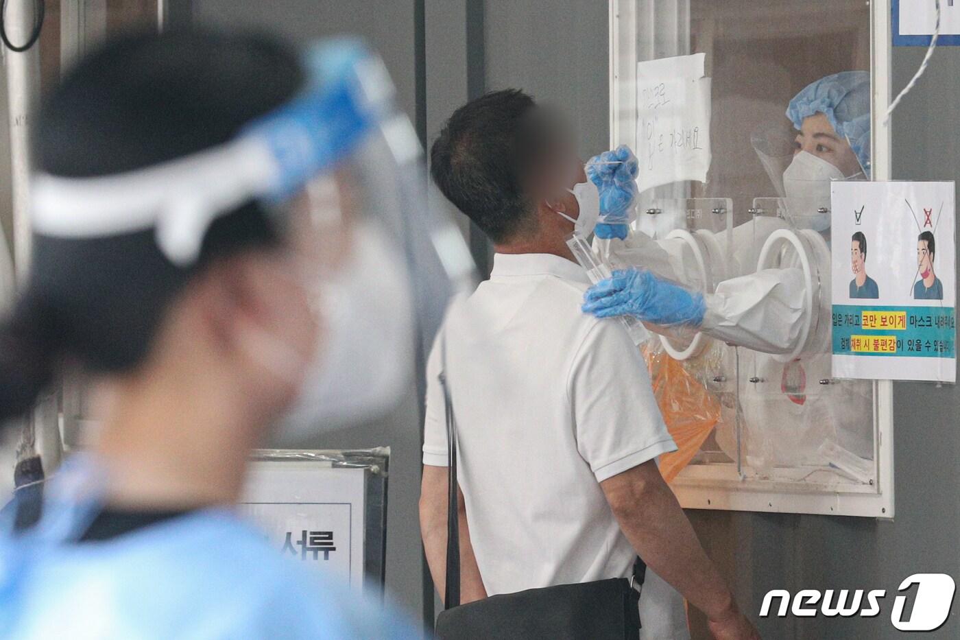 서울 중구 서울역광장에 마련된 임시선별진료소를 찾은 시민들이 검체검사를 받고 있다. 뉴스1 자료사진. ⓒ News1 성동훈 기자