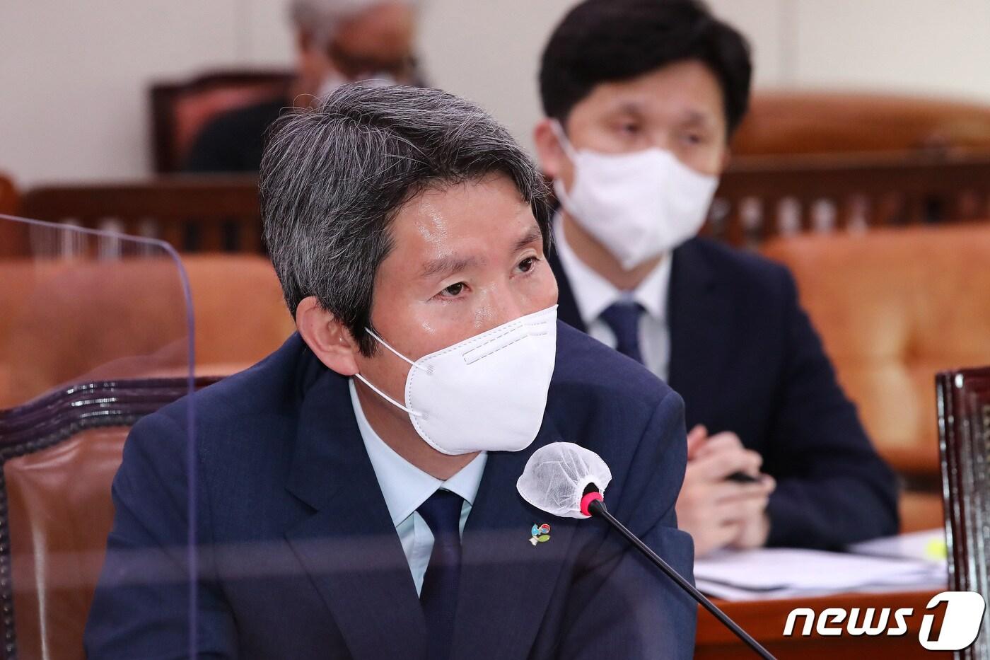본문 이미지 - 이인영 통일부 장관이 22일 국회 외교통일위원회 전체회의에 출석, 여야 의원들의 질문에 답변하고 있다. 2021.6.22/뉴스1 ⓒ News1 이동해 기자