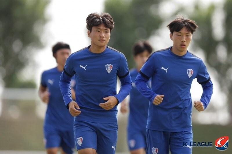 본문 이미지 - 수원 삼성의 정상빈(왼쪽)(한국프로축구연맹 제공)ⓒ 뉴스1