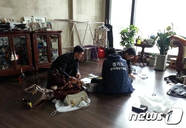 본문 이미지 - 경기도는 고질적인 지방세 체납 정리를 위해 고액체납자 출국금지 및 가택수색(사진 등 징수기법을 총동원해 체납액 징수를 추진했다.(경기도 제공)ⓒ 뉴스1