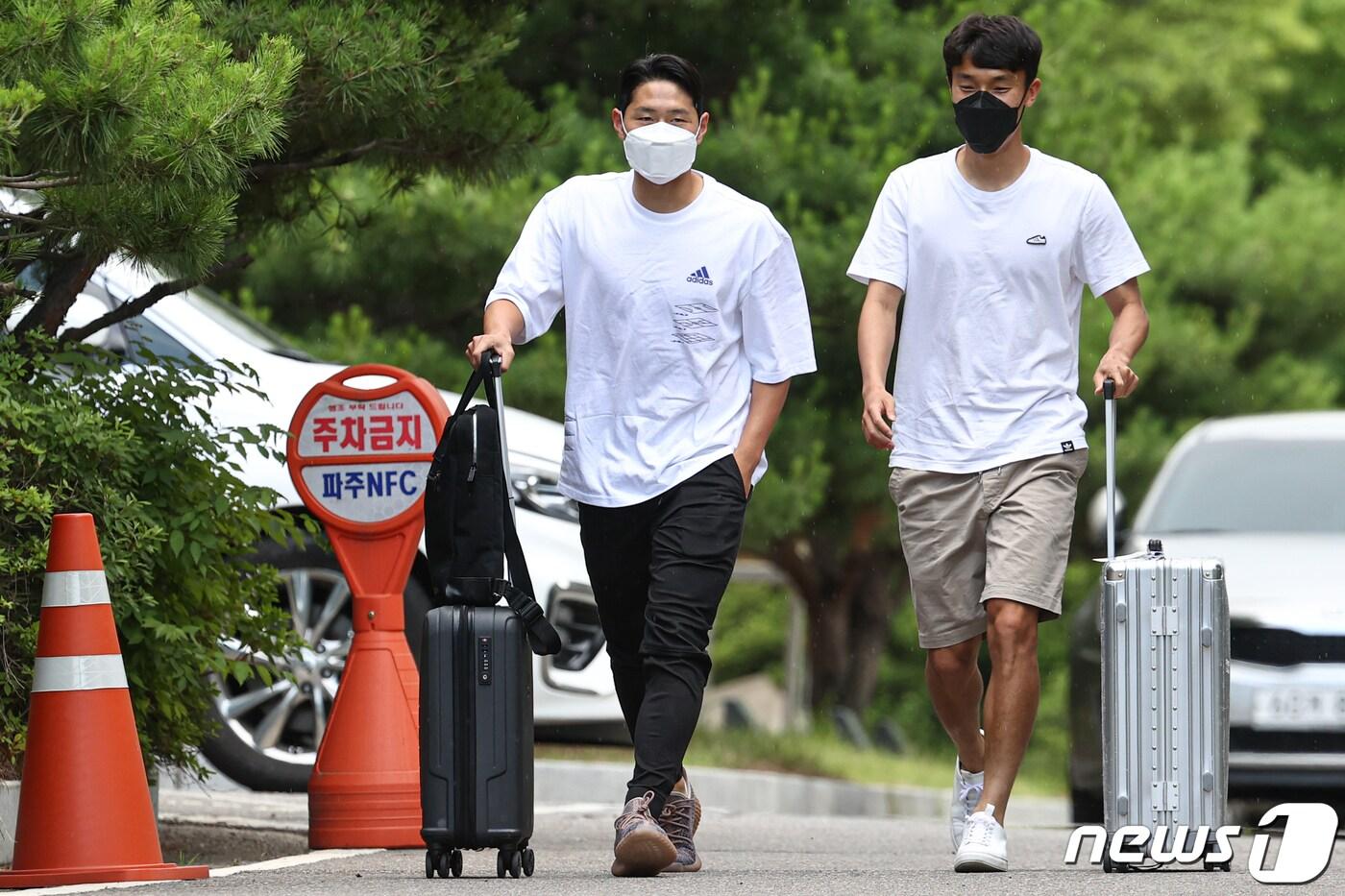 이강인(왼쪽)과 김진야가 도쿄올림픽 대비 6월 소집 훈련을 위해 22일 경기도 파주트레이닝센터(NFC)에 들어서고 있다. 2021.6.22/뉴스1 ⓒ News1 성동훈 기자