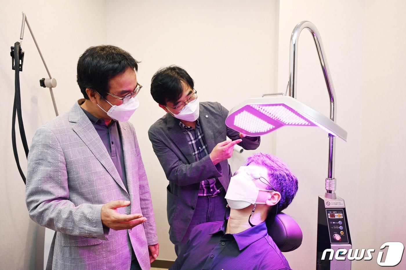 LG전자와 모재림성형외과 연구진의 LLLT 치료기술 공동연구 모습. (LG전자 제공)ⓒ 뉴스1