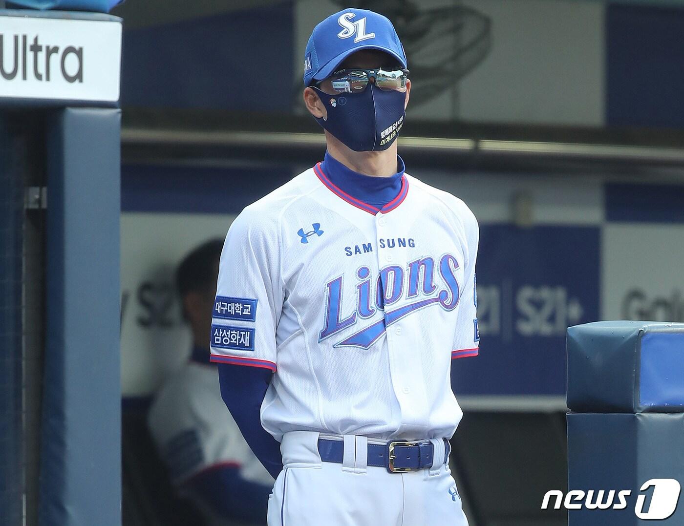 본문 이미지 - 22일 오후 대구 삼성라이온즈파크에서 열린 '2021 프로야구 신한은행 SOL KBO리그' 삼성 라이온즈와 한화 이글스의 경기, 1회초 삼성 허삼영 감독이 더그아웃에서 경기를 지켜보고 있다. 2021.6.22/뉴스1 ⓒ News1 공정식 기자