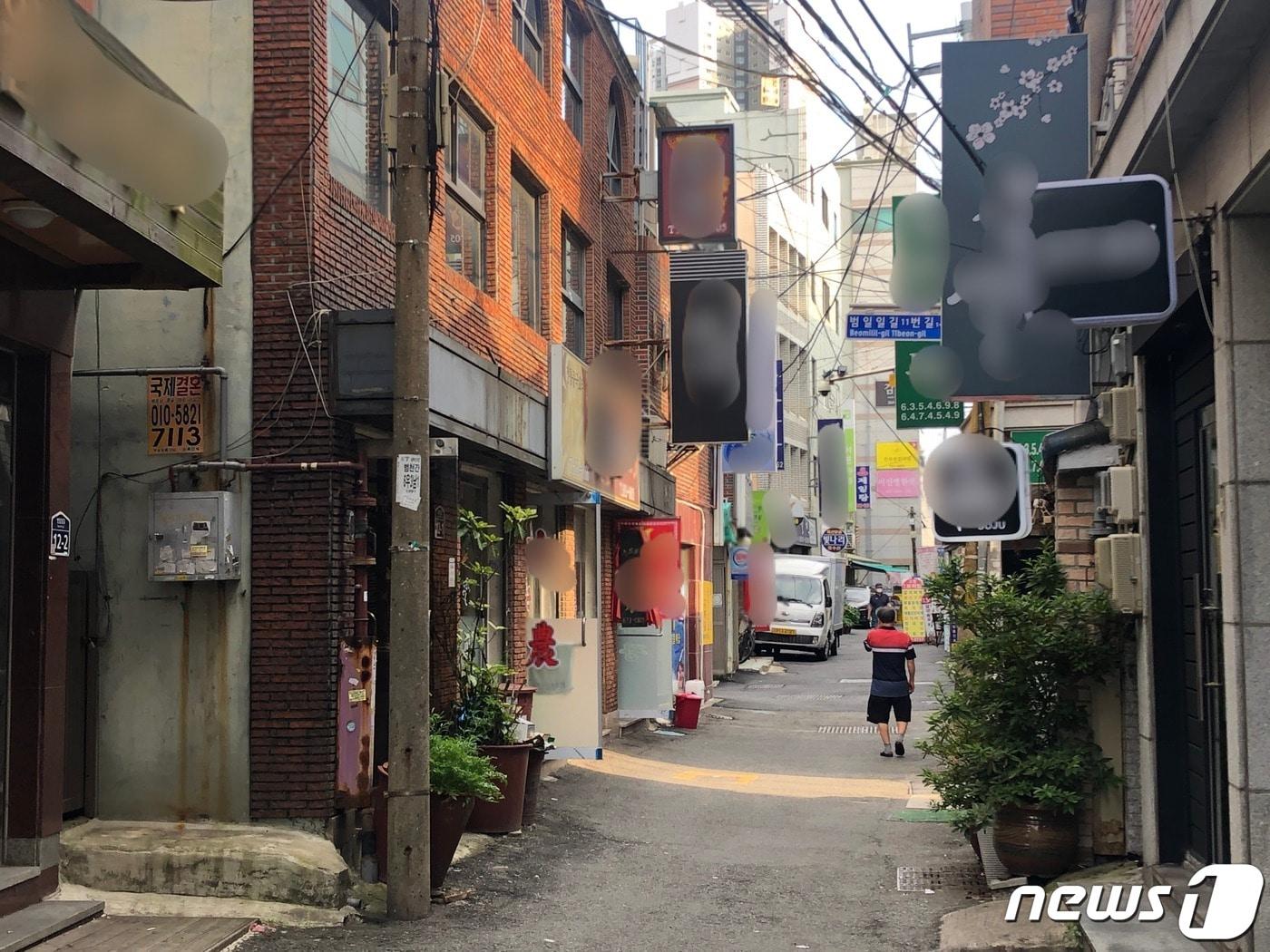 본문 이미지 - 23일 오전 부산 동구 범일일길 일대 '게이 거리'.2021.6.23/ⓒ 뉴스1 백창훈 기자 