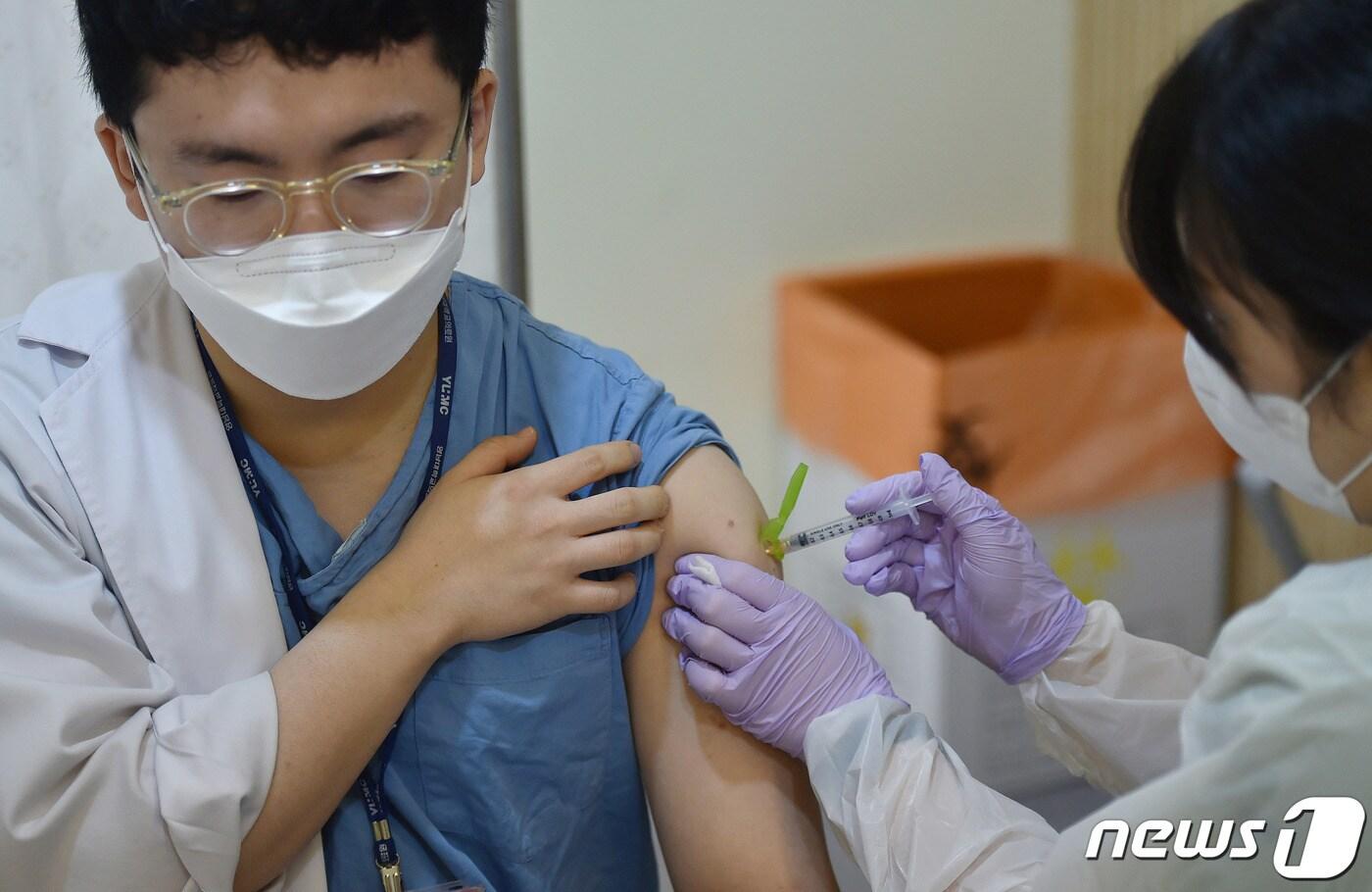 23일 오전 대구 남구 영남대학교병원에서 30세 미만 의료진이 코로나19 모더나 백신을 접종받고 있다. 2021.6.23/뉴스1 ⓒ News1 공정식 기자