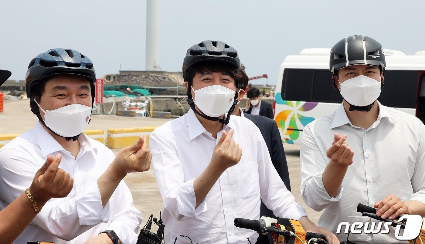 23일 오전 제주시 구좌읍에 있는 제주에너지공사 홍보관 인근에서 이준석 국민의힘 대표와 원희룡 제주지사가 전동킥보드를 탄 뒤 기념촬영하고 있다.2021.6.23/뉴스1 ⓒ News1 고동명 기자