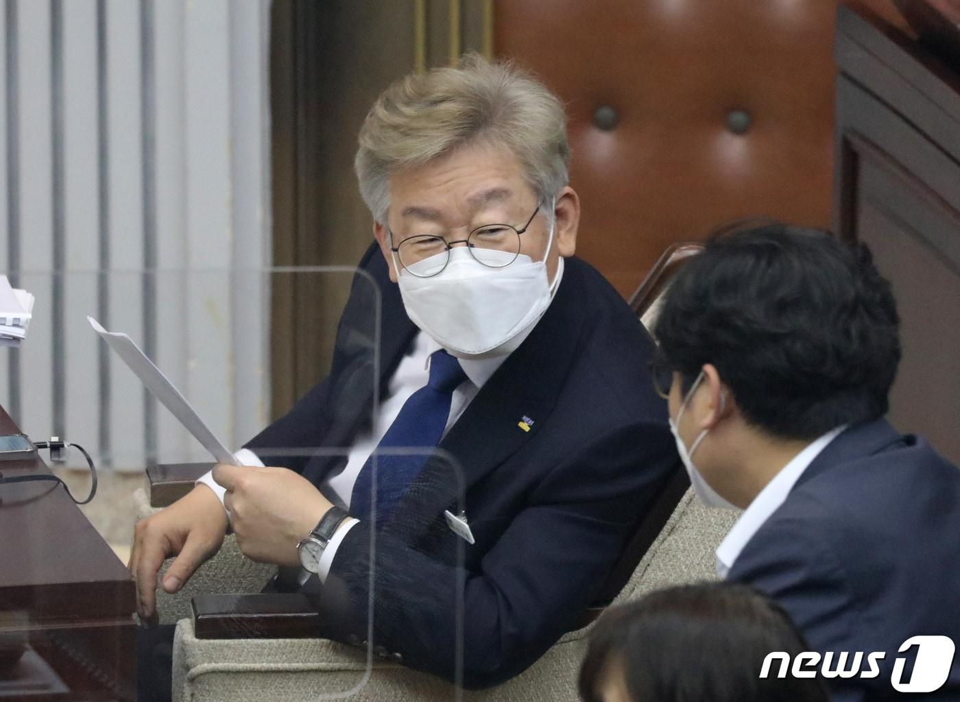 본문 이미지 - 이재명 경기도지사가 23일 오전 경기도 수원시 팔달구 경기도의회 본회의장에서 열린 제352회 정례회 제4차 본회의에 참석해 의원들과 이야기를 나누고 있다. 2021.6.23/뉴스1 ⓒ News1 김영운 기자