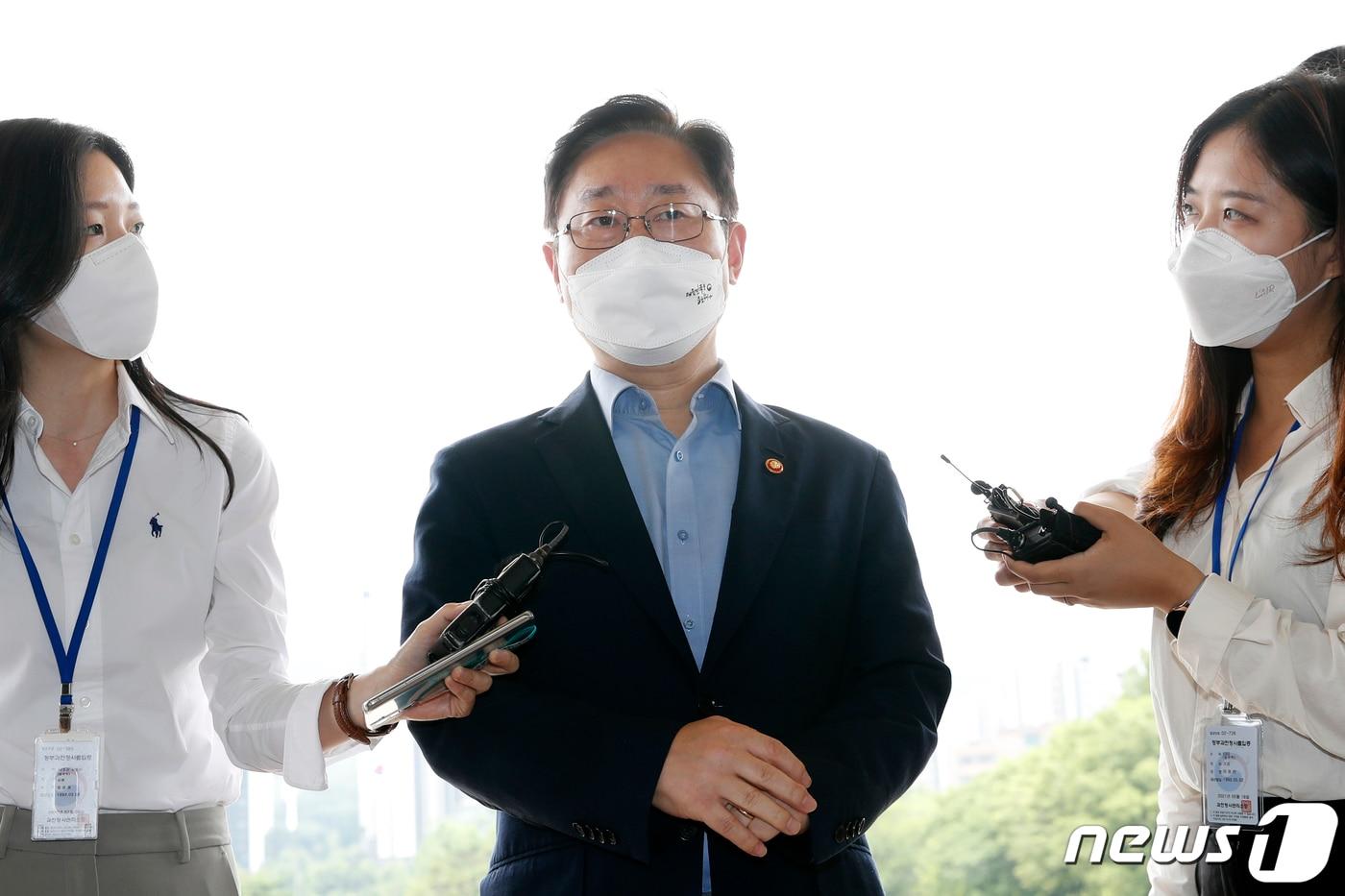 박범계 법무부 장관이 23일 오후 경기 과천시 정부과천청사로 들어서며 취재진의 질문에 답하고 있다. 2021.6.23/뉴스1 ⓒ News1 이승배 기자