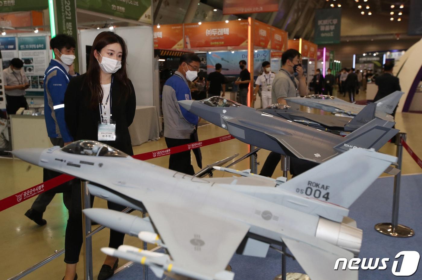 지난 23일 경남 창원컨벤션센터(CECO)서 열린 '2021 방위산업 부품·장비 대전'을 찾은 관람객들이 공군 부스를 살펴보고 있다. 2021.6.23/뉴스1 ⓒ News1 여주연 기자