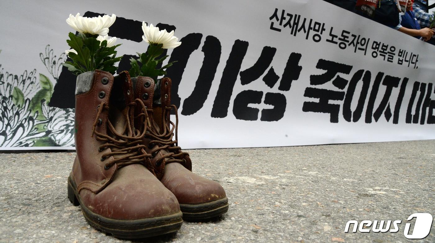 민주노총 전북본부 관계자들이 지난 2021년 6월23일 전북 전주시 서부신시가지 한 오피스텔 건설 현장 앞에서 '타워크레인 해체 작업 중 추락해 사망한 산재사망노동자' 추모 결의대회를 하고 있다. (사진은 기사 내용과 무관함) / 뉴스1 ⓒ News1