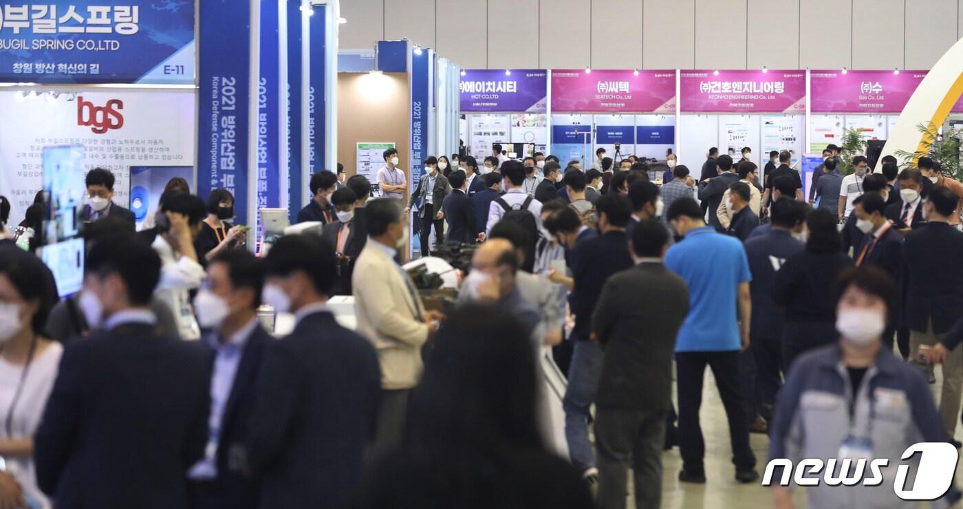 지난 2021년 6월23일 경남 창원시 창원컨벤션센터&#40;CECO&#41;서 열린 &#39;2021 방위산업 부품·장비 대전&#39;을 찾은 관람객들이 부스를 둘러보고 있다. 2021.6.23/뉴스1 ⓒ News1 DB