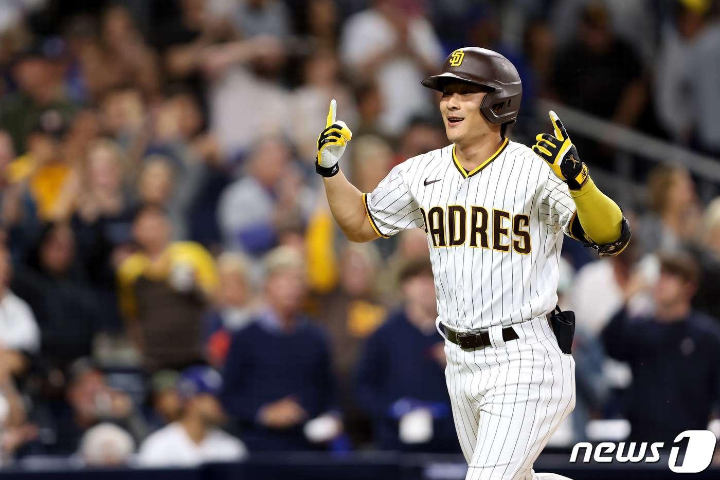 샌디에이고 파드리드의 김하성이 23일(한국시간) 미국 캘리포니아주 샌디에이고 펫코파크에서 열린 LA 다저스전에 2-0으로 앞선 5회말 대타로 나와 클레이튼 커쇼(LA 다저스)를 상대로 74.3마일(약 120㎞)짜리 커브를 걷어올려 좌측 담장을 넘어가는 홈런을 만들어 냈다. ⓒ AFP=뉴스1 ⓒ News1 이동원 기자