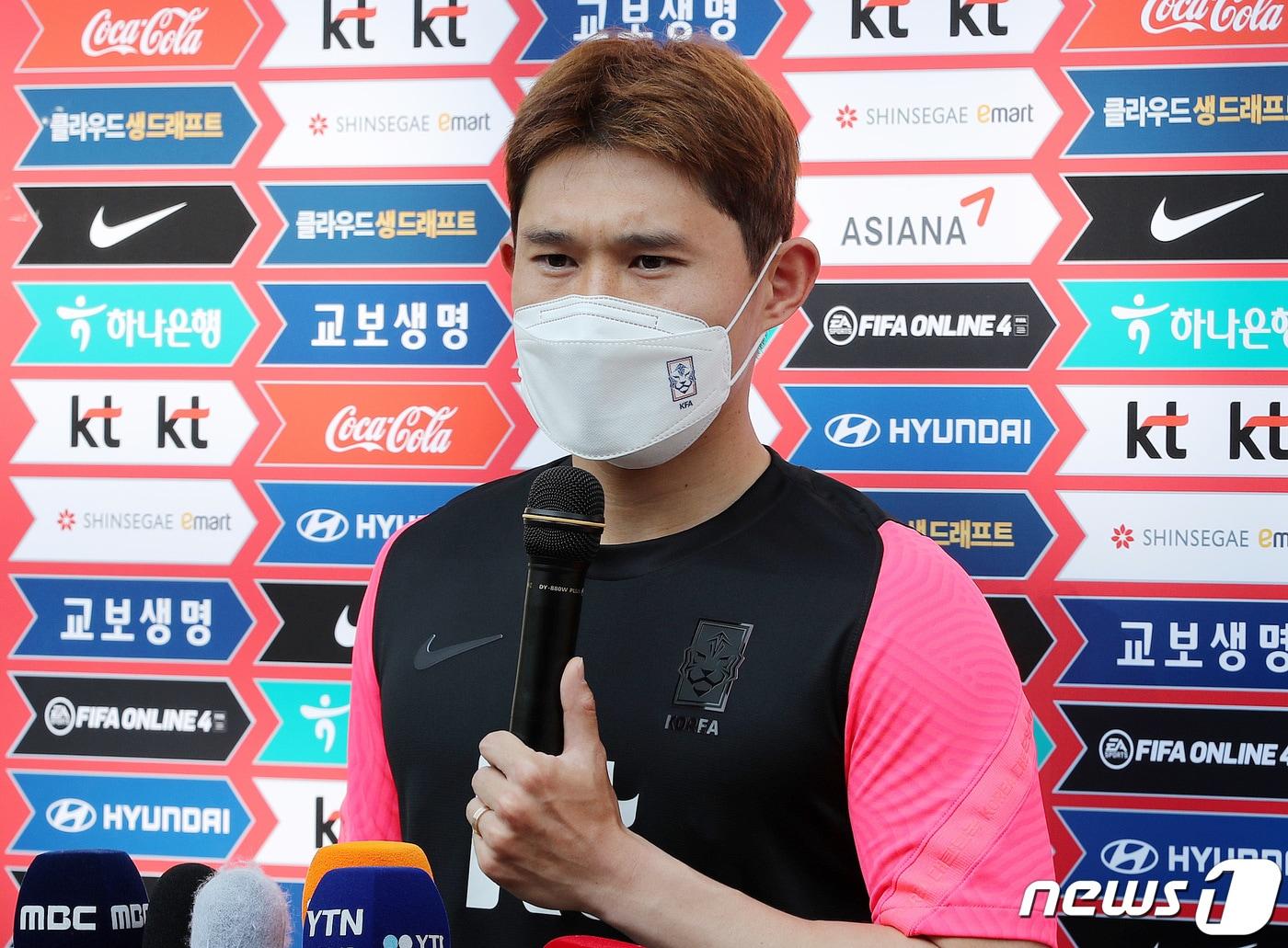 본문 이미지 - 올림픽 축구대표팀 이동경 선수가 23일 오후 경기도 파주시 파주트레이닝센터(NFC)에서 훈련 전 인터뷰를 갖고 취재진 질문에 답하고 있다. 2021.6.23/뉴스1 ⓒ News1 박세연 기자