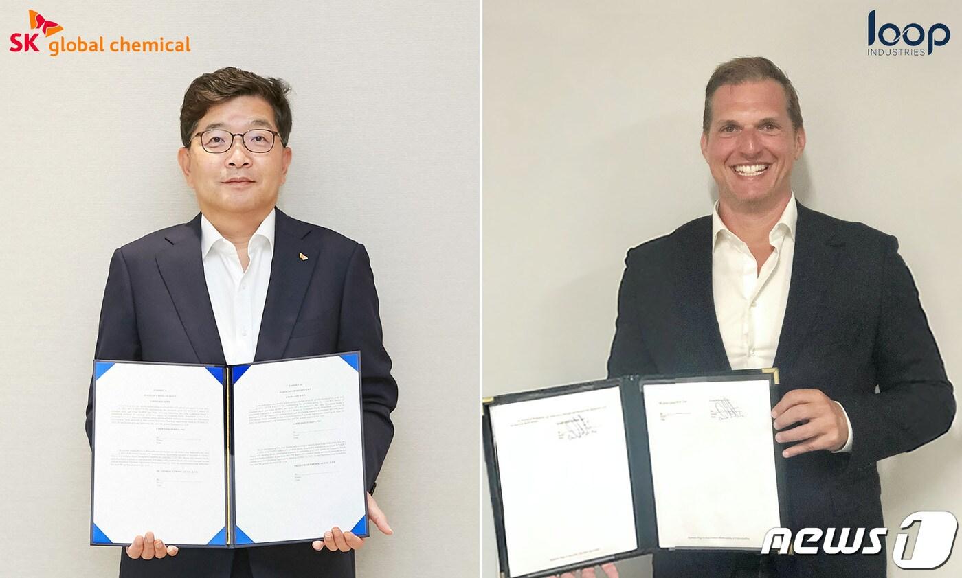 23일 SK종합화학 나경수 사장(왼쪽)과 북미 루프인더스트리社 다니엘 솔로미타(Daniel Solomita) 대표이사(오른쪽)가 루프社 지분투자 및 해중압기술 확보 등 목적의 전략적 투자협약을 체결하고 기념사진을 촬영하고 있다. ⓒ 뉴스1