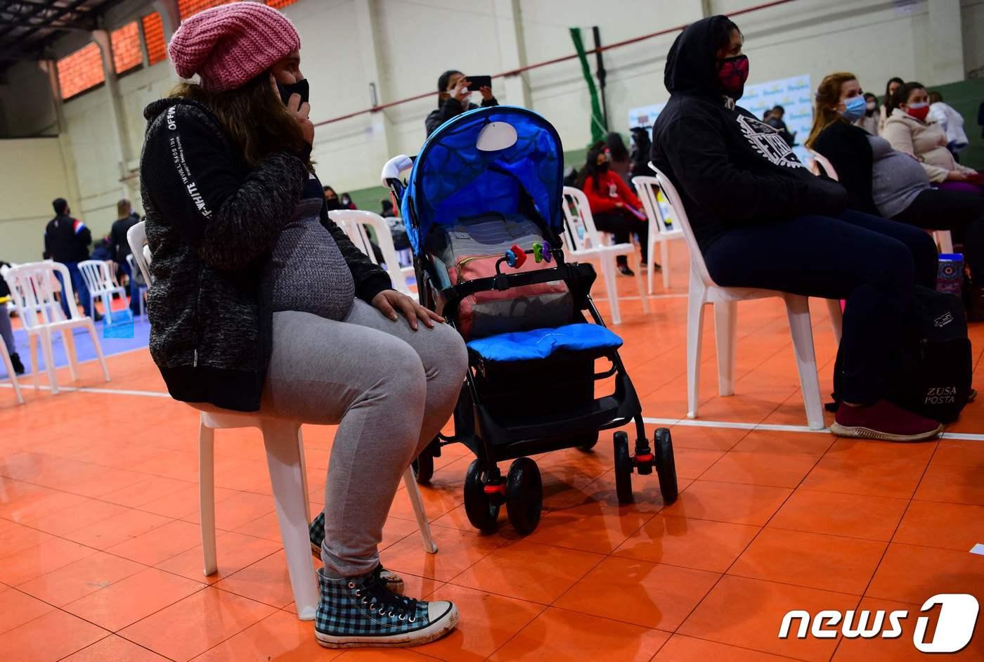 본문 이미지 - 파라과이에서 임신중인 여성이 코로나19 백신 접종 순서를 기다리고 있다. ⓒ AFP=뉴스1