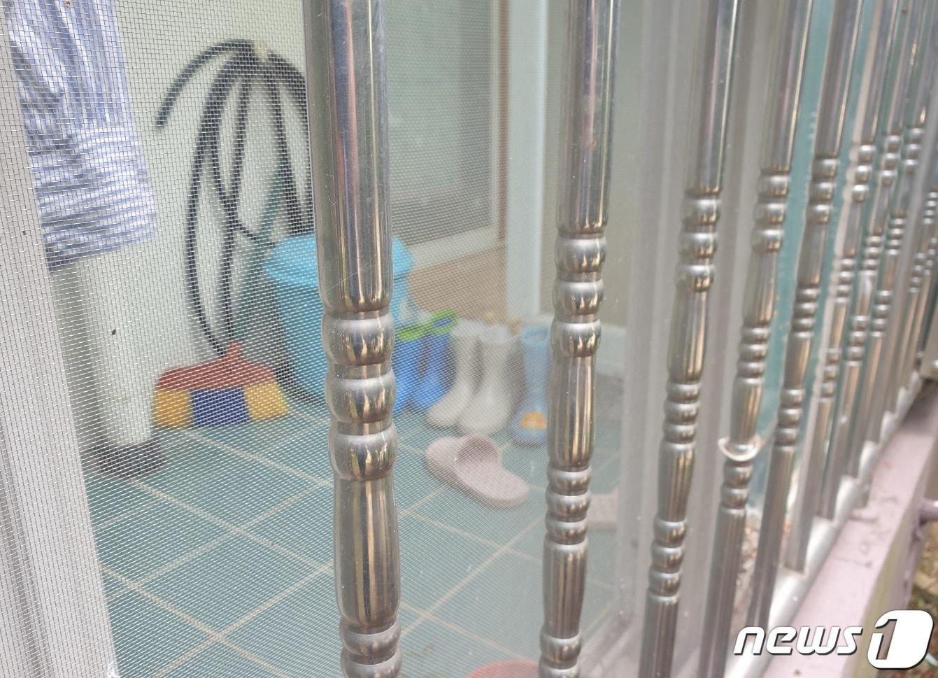 본문 이미지 - 계모에게 폭행 당해 숨진 여중생이 살던 아파트 배란다에 아이들의 장화가 놓여져 있다. 2021.6.24 ⓒ 뉴스1 한송학 기자