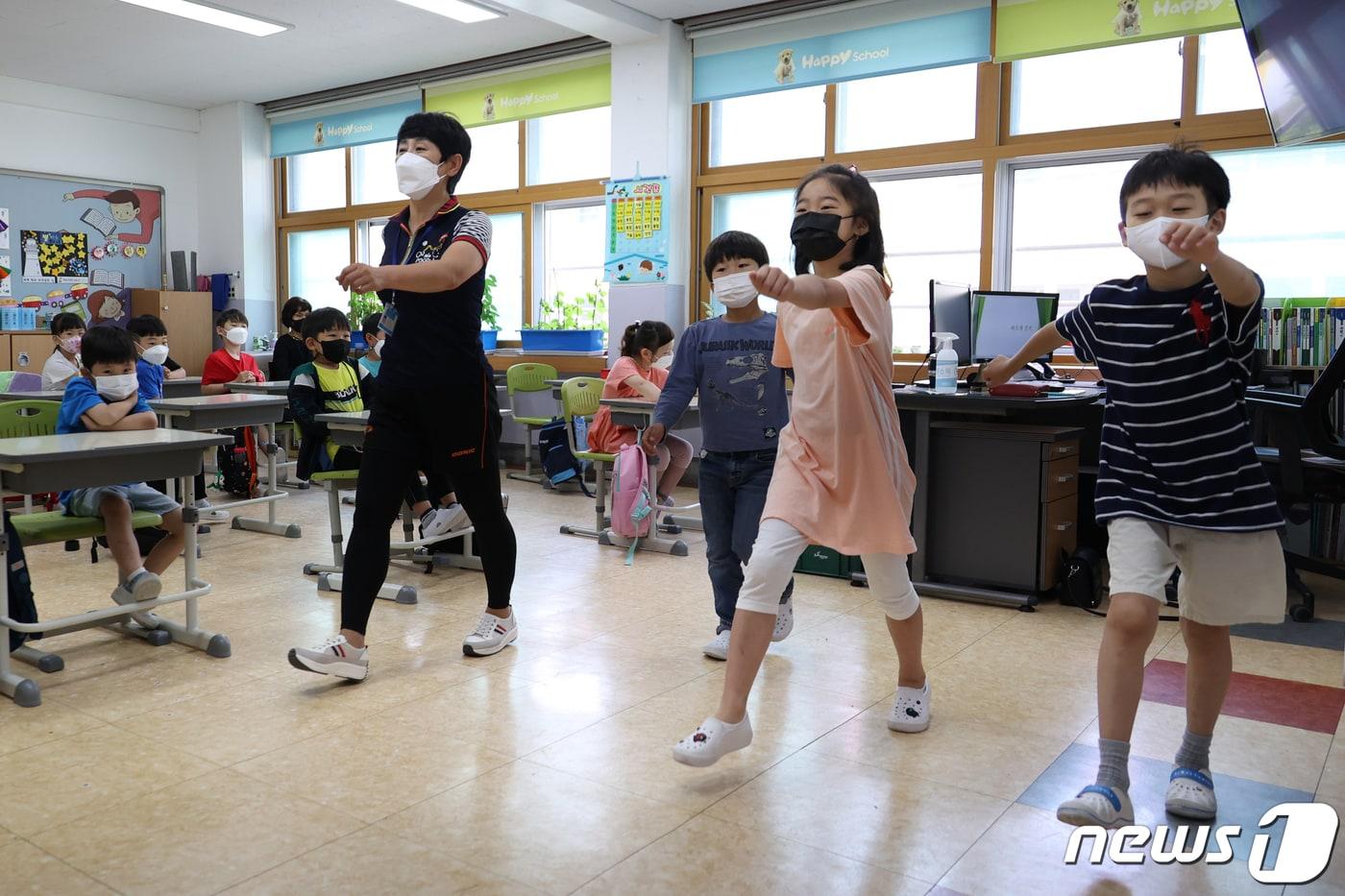 본문 이미지 - 경북교육청은 23일 학년 전환기 학생의 정서 안정과 관계 적응을 돕기 위해 초등학교 5학년과 중학교 1학년을 대상으로 경북형 사회정서교육 학년제인 ‘마음성장학년제’를 본격 운영한다. /뉴스1