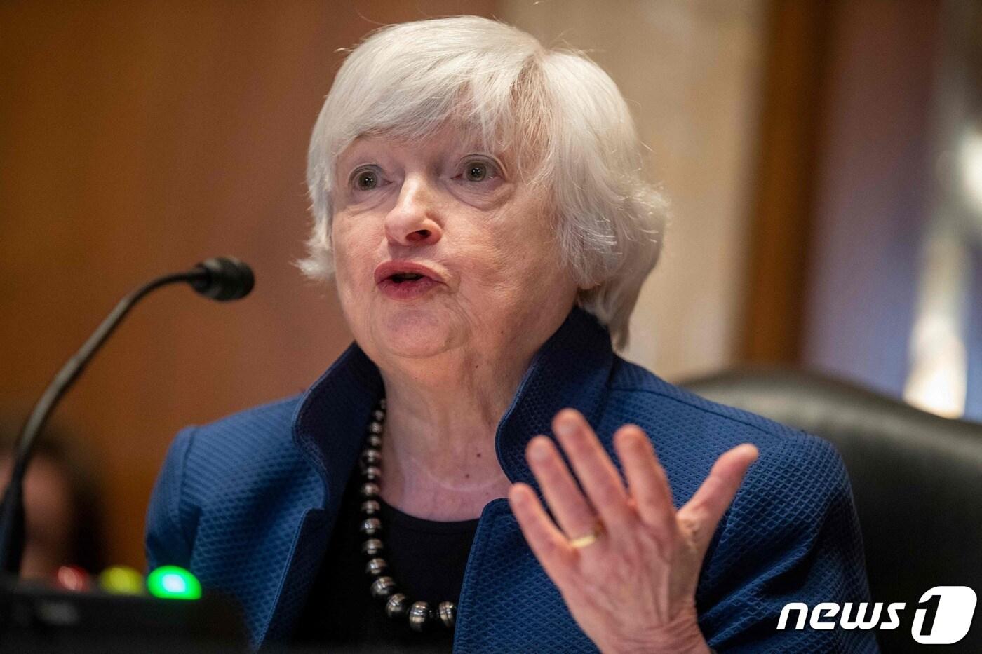 재닛 옐런 미국 재무장관이 23일(현지시간) 워싱턴 의사당의 상원 세출 소위원회 예산안 청문회에 출석해 "부채 한도 인상 없으면 8월에 디폴트 위험에 직면할 수도 있다＂고 밝히고 있다. ⓒ AFP=뉴스1 