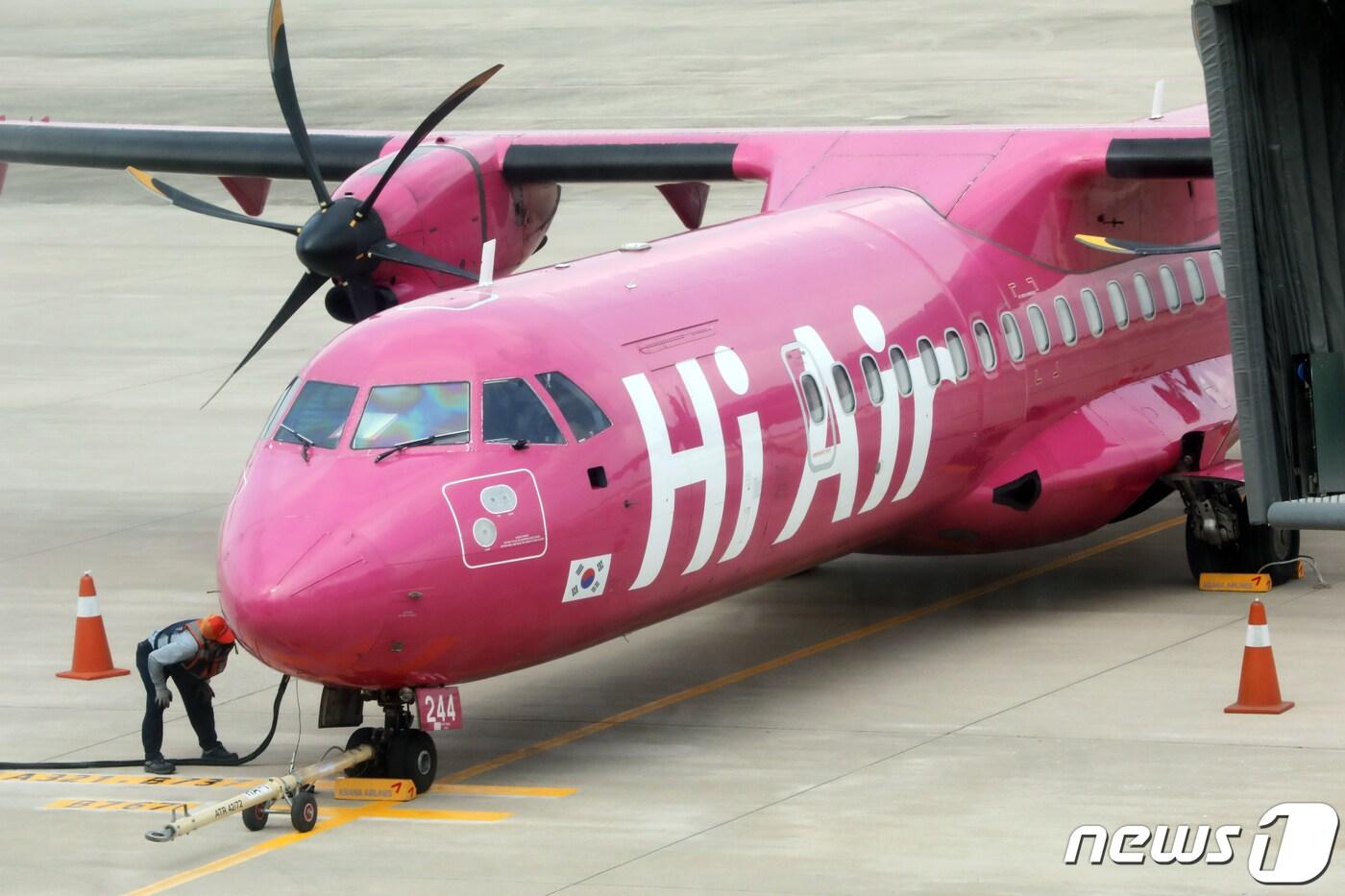 하이에어 엔지니어가 여객기를 점검하고 있다. 2021.6.24/뉴스1 ⓒ News1 황희규 기자