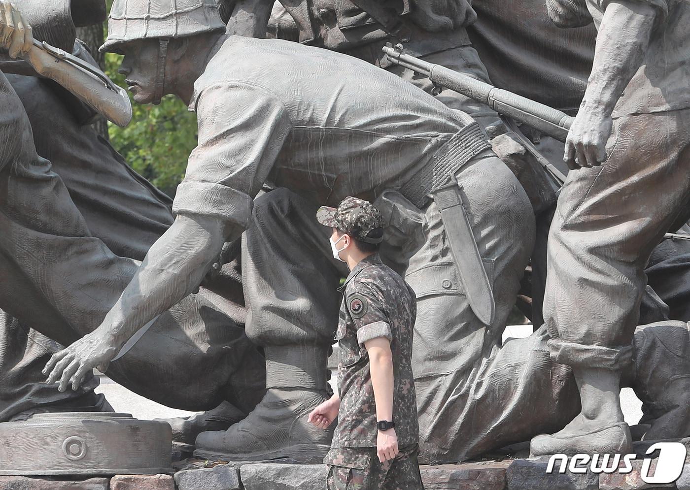 본문 이미지 - 서울 용산구 전쟁기념관 동상. ⓒ 뉴스1 이성철 기자