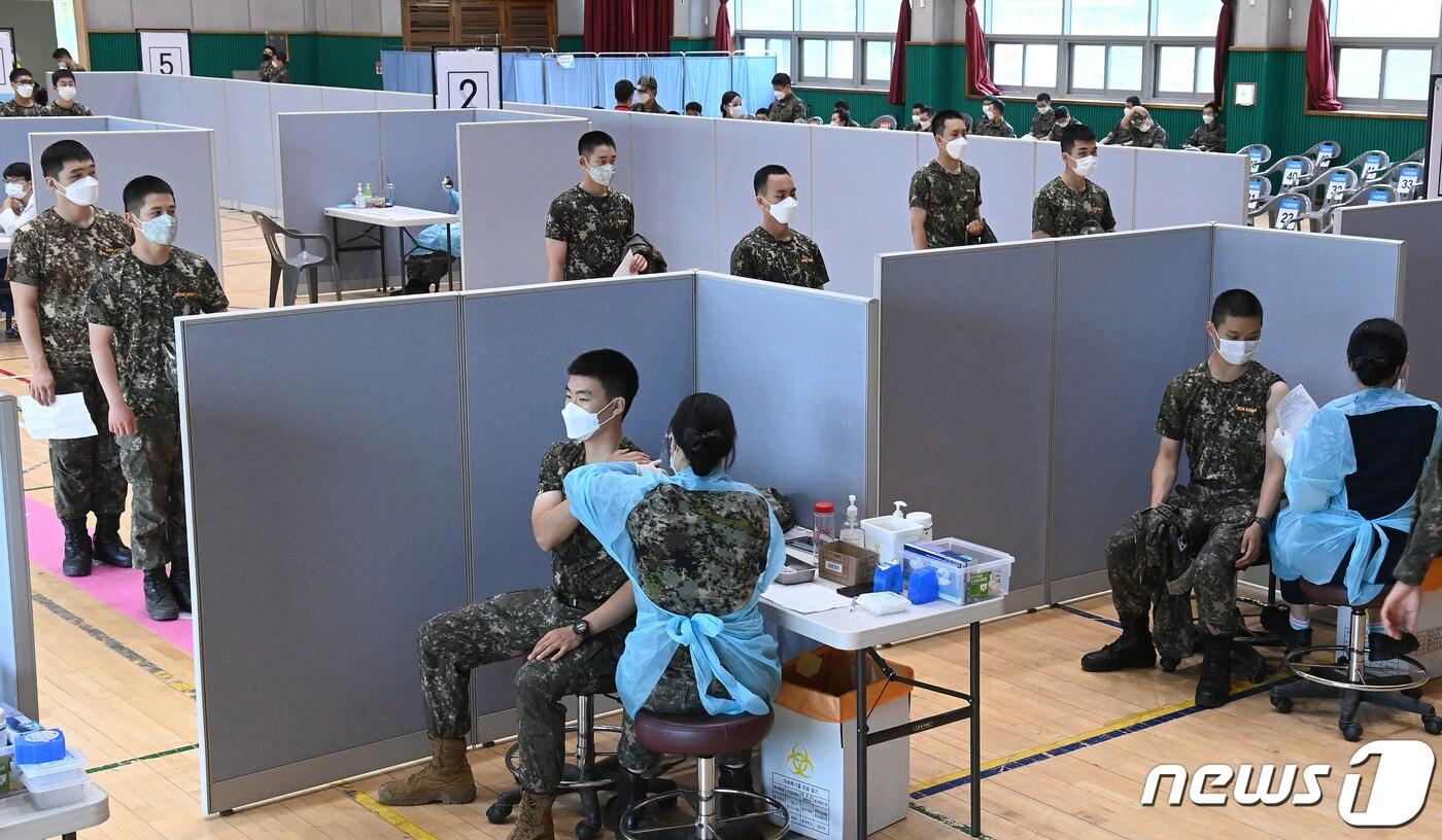 본문 이미지 - 군 장병들의 코로나19 접종 모습. (사진은 기사 내용과 무관함) ⓒ News1