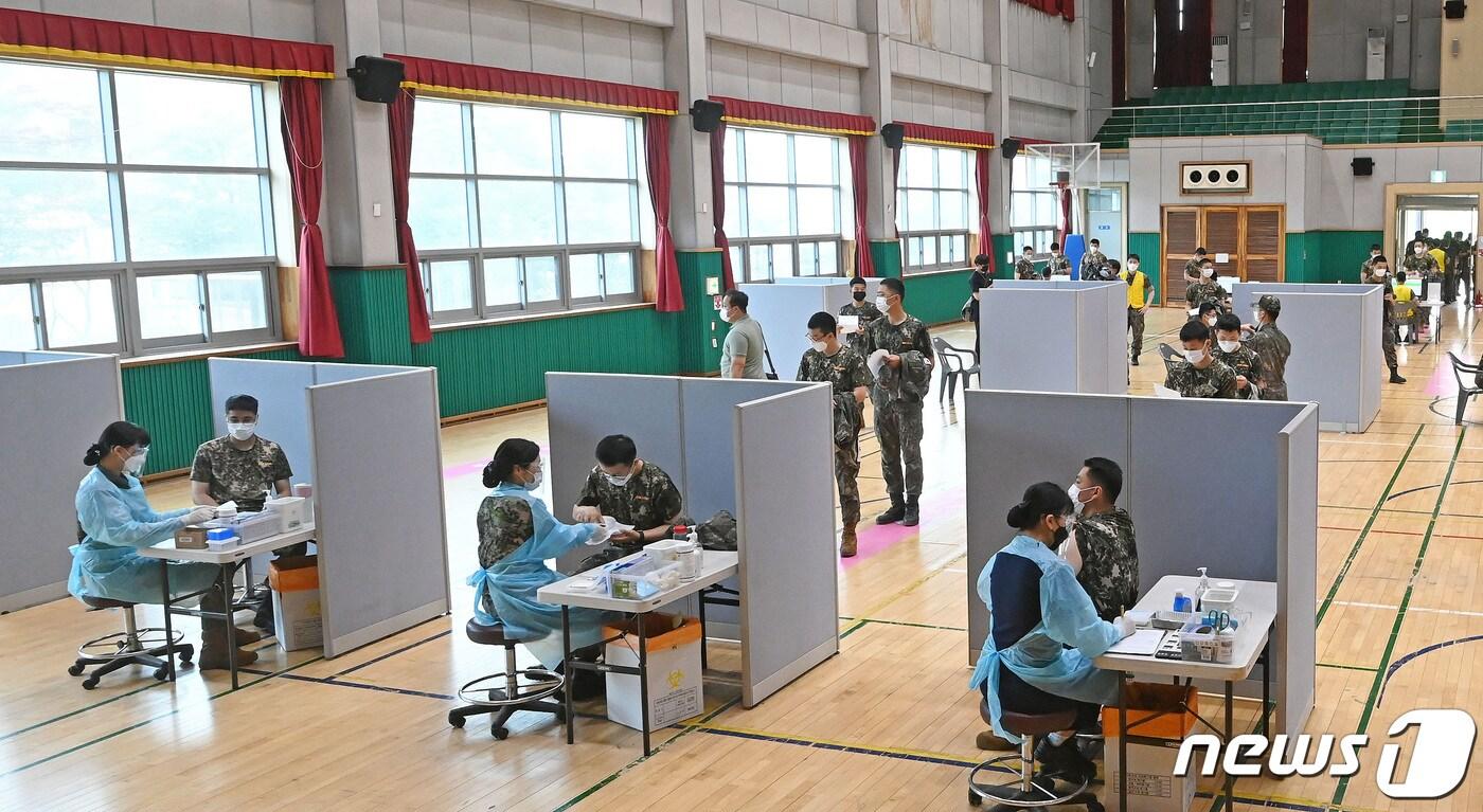 본문 이미지 - 30세 미만 장병 코로나19 백신 접종. 2021.6.24/뉴스1 ⓒ News1 국회사진취재단