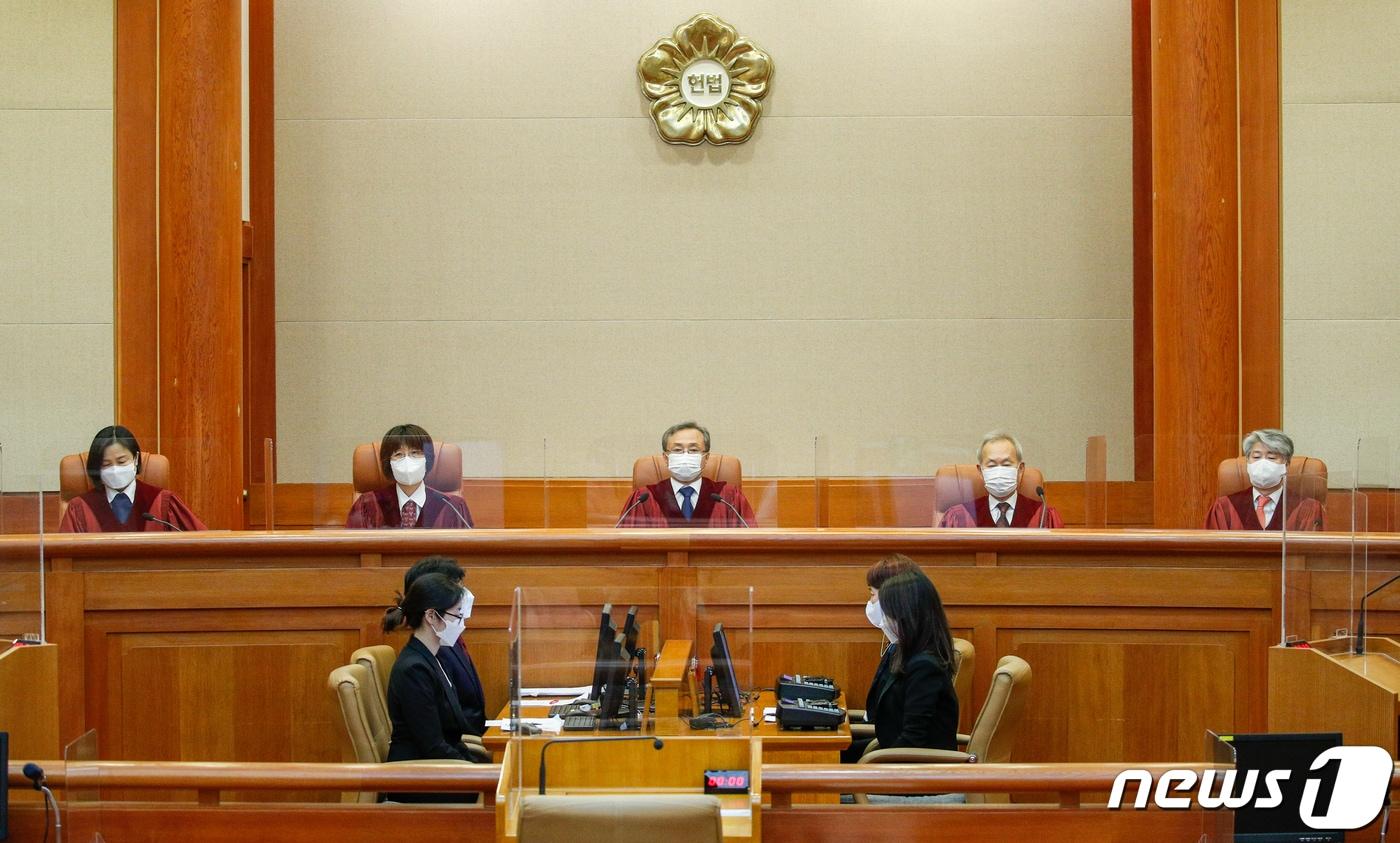 유남석 헌법재판소장과 재판관들이 24일 오후 서울 종로구 헌법재판소에서  헌법소원 선고를 위해 자리에 앉아있다. 2021.6.24/뉴스1 ⓒ News1 안은나 기자
