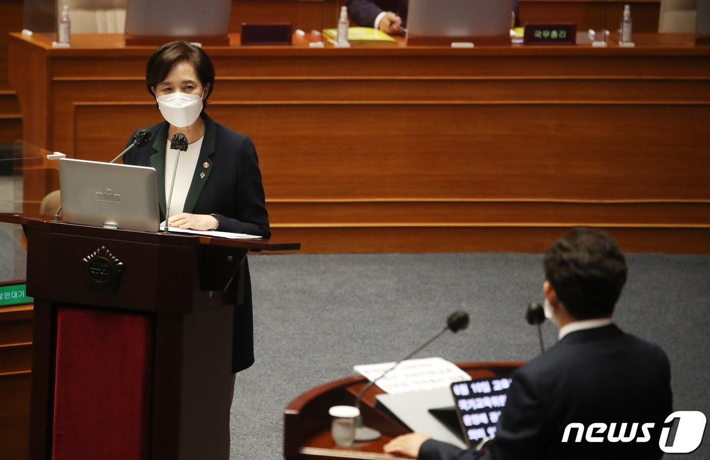 본문 이미지 - 유은혜 부총리 겸 교육부 장관이 지난 24일 서울 여의도 국회 본회의장에서 열린 교육·사회·문화 분야 대정부질문에서 질의에 답변하고 있다./뉴스1 ⓒ News1 이동해 기자