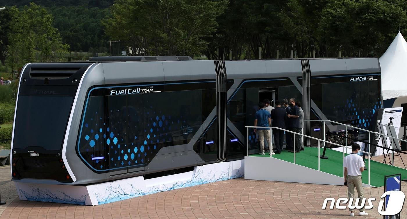 24일 오후 울산 태화강국가정원 만남의 광장에 전시된 수소트램 콘셉트 차량을 시민들이 관람하고 있다. 울산시는 4개 노선, 연장 48.25㎞ 구간으로 트램 건설 사업을 추진하고 있으며, 재정 여건과 수요 등을 고려해 2024년 1·2호선을 우선 착공해 2027년 개통할 계획이다. 2021.6.24/뉴스1 ⓒ News1 윤일지 기자