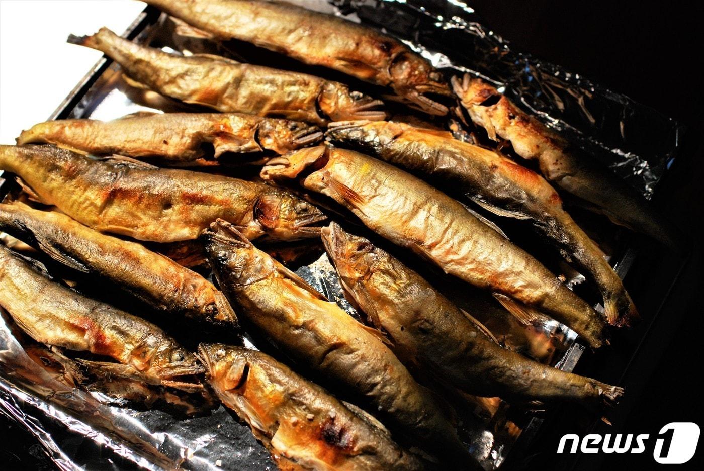 금어기가 풀리면서 강원 양양 남대천 일대에서 많이 팔리고 있는 은어구이.(양양군 제공) 2021.6.24./뉴스1