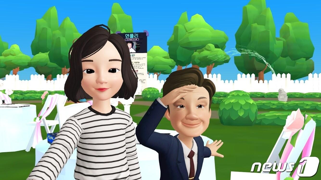 본문 이미지 - &#40;왼쪽부터&#41; 기자 본인을 본뜬&#40;?&#41; 제페토 아바타와 이낙연 더불어민주당 전 대표의 제페토 아바타가 함께 셀카를 찍고 있다. ⓒ 뉴스1 송화연 기자