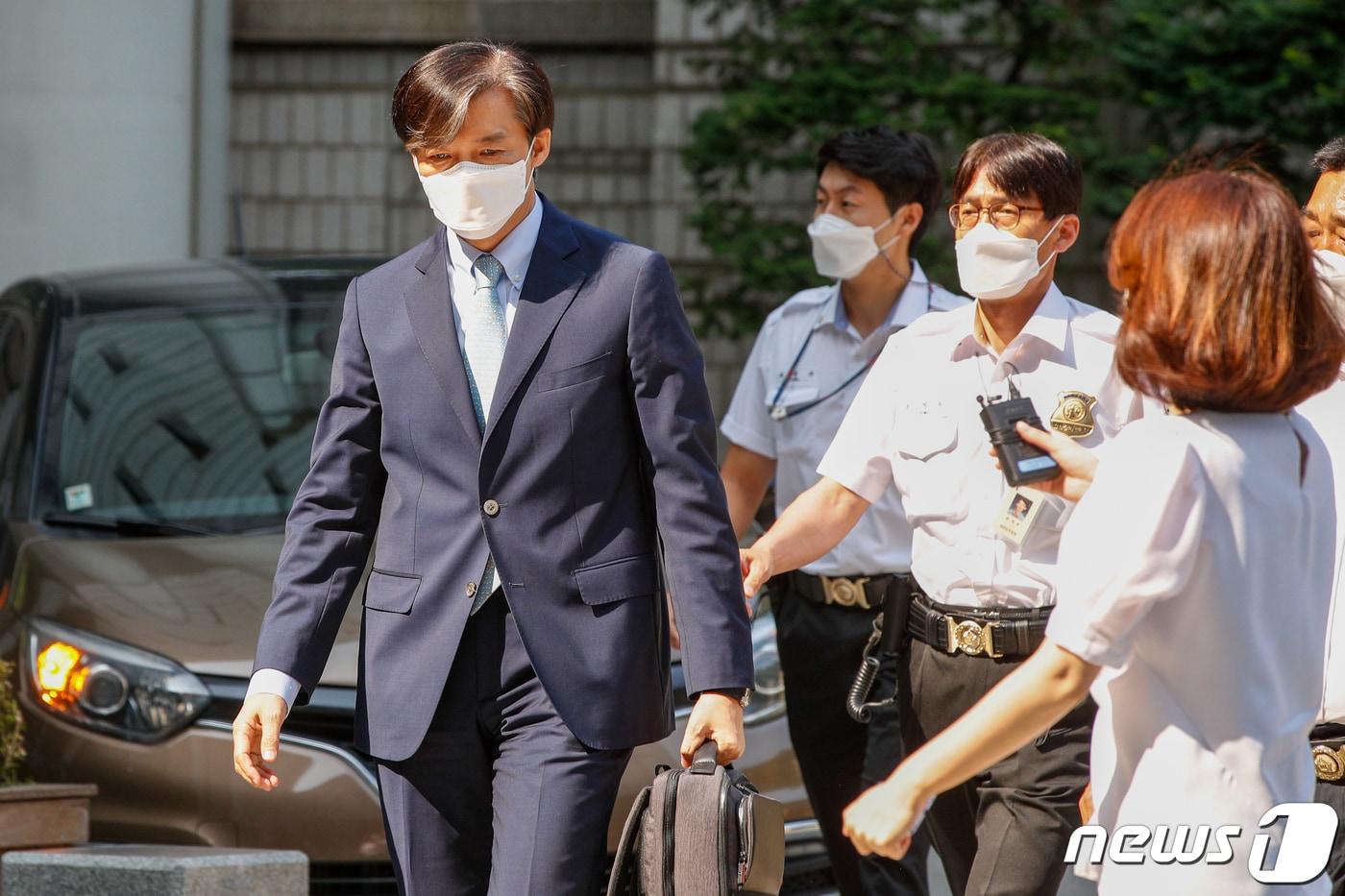본문 이미지 - 조국 전 법무부 장관이 25일 서울 서초구 중앙지방법원에서 열린 공판에 출석하고 있다.  2021.6.25/뉴스1 ⓒ News1 안은나 기자