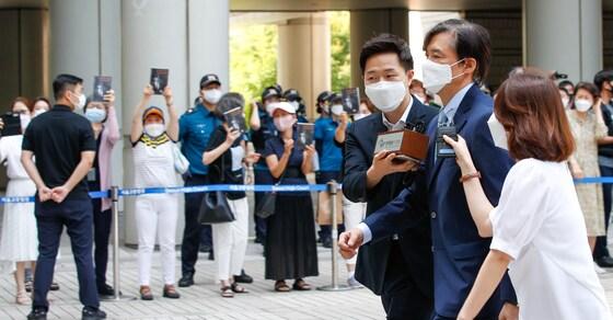 본문 이미지 - 조국 전 법무부 장관이 25일 서울 서초구 중앙지방법원에서 열린 공판에 출석하자 지지자들이 조 전 장관이 쓴 회고록 '조국의 시간'을 든채 응원하고 있다. 조 전 장관은 딸 조민씨의 부산대 의학전문대학원 장학금 부정수수 관련 뇌물수수 및 청탁금지법 위반, 사모펀드 의혹 관련 공직자윤리법 위반 등 11개 혐의로 아내 정경심 동양대 교수와 함께 기소됐다. 이날 공판에는 조민씨가 증인으로 출석한다. 2021.6.25/뉴스1 ⓒ News1 안은나 기자