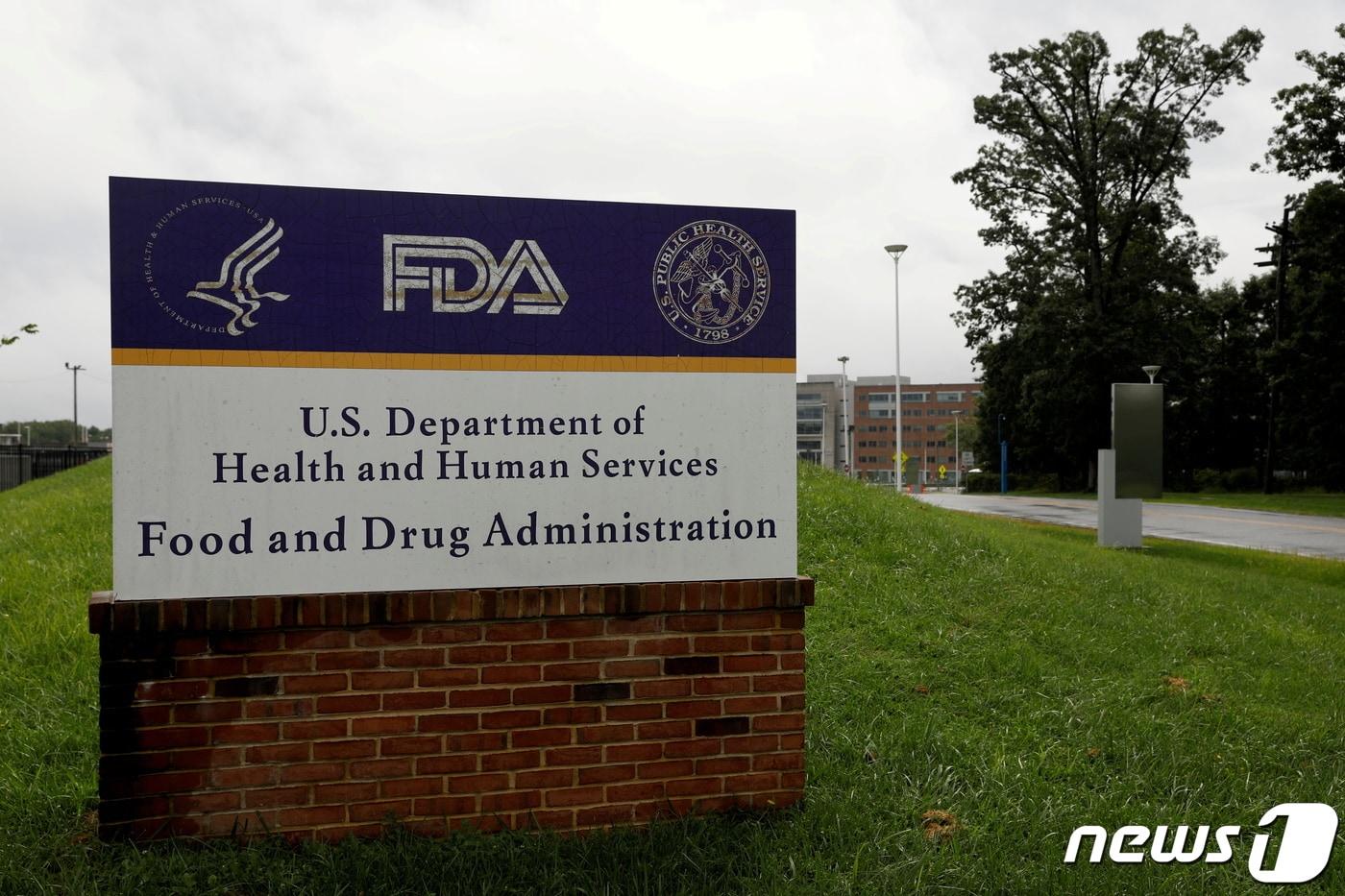 FILE PHOTO: Signage is seen outside of the Food and Drug Administration (FDA) headquarters in White Oak, Maryland, U.S., August 29, 2020. REUTERS/Andrew Kelly/File Photo ⓒ 로이터=뉴스1