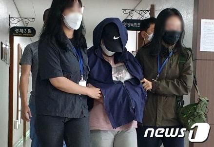 본문 이미지 - 경남 남해에서 중학생 의붓딸을 폭행해 숨지게 한 계모가 지난 6월 25일 창원지방법원 진주지원에서 영장실질심사를 받기 위해 진주경찰서를 빠져 나가고 있다. 2021.6.25 /뉴스1 ⓒ News1 한송학 기자