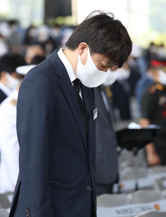 본문 이미지 - 이준석 국민의힘 대표가 25일 오전 부산 해운대구 영화의전당에서 '제71주년 6·25전쟁 기념식'에 참석해 묵념하고 있다. ⓒ News1 여주연 기자