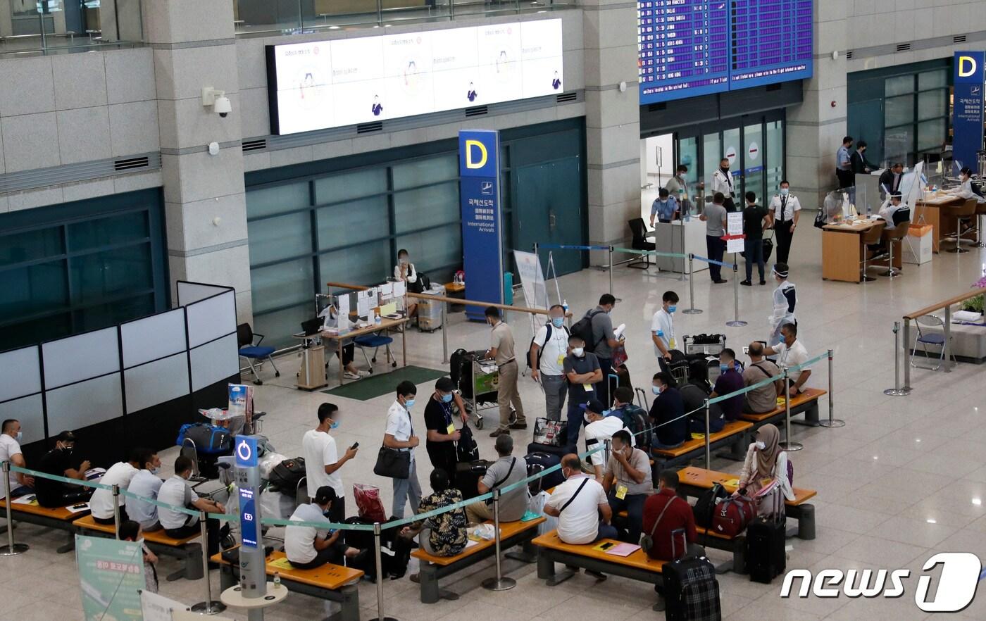 지난 25일 인천국제공항 제1여객터미널에 해외 입국자들이 이동을 위해 대기하고 있다./뉴스1 ⓒ News1 권현진 기자