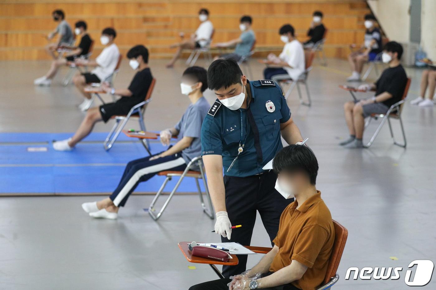 본문 이미지 - 25일 오후 서울 중구 서울경찰청 기동본부에서 열린 마지막 의무경찰 선발시험에서 응시생들이 적성검사를 하고 있다.2021.6.25/뉴스1 ⓒ News1 성동훈 기자