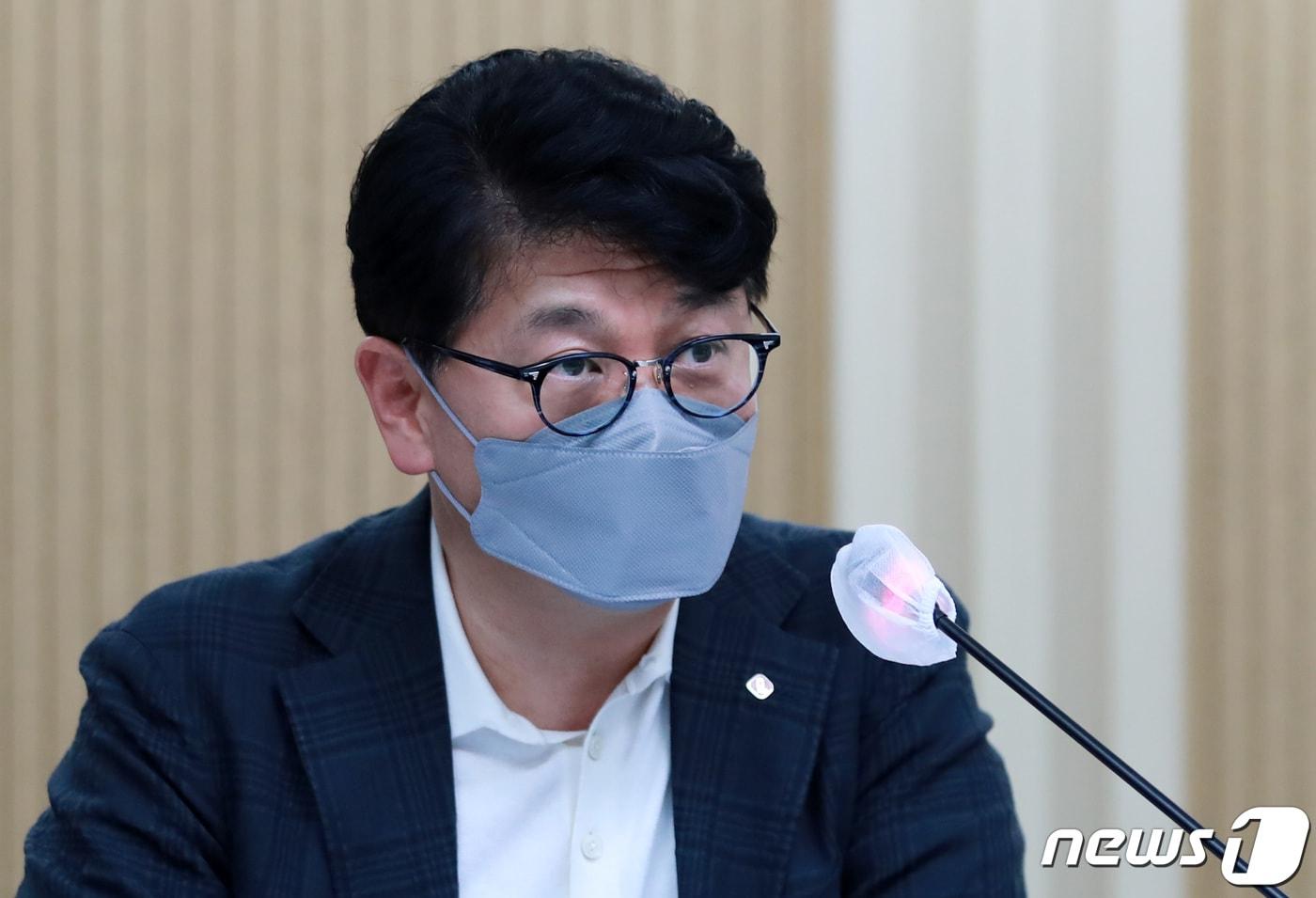 본문 이미지 - 차우철 롯데지알에스 대표이사가 25일 오후 서울 중구 한국공정거래조정원 대회의실에서 열린 외식 가맹사업의 거래 공정화를 위한 자율규약 체결식에서 인사말을 하고 있다. 2021.6.25/뉴스1 ⓒ News1 구윤성 기자