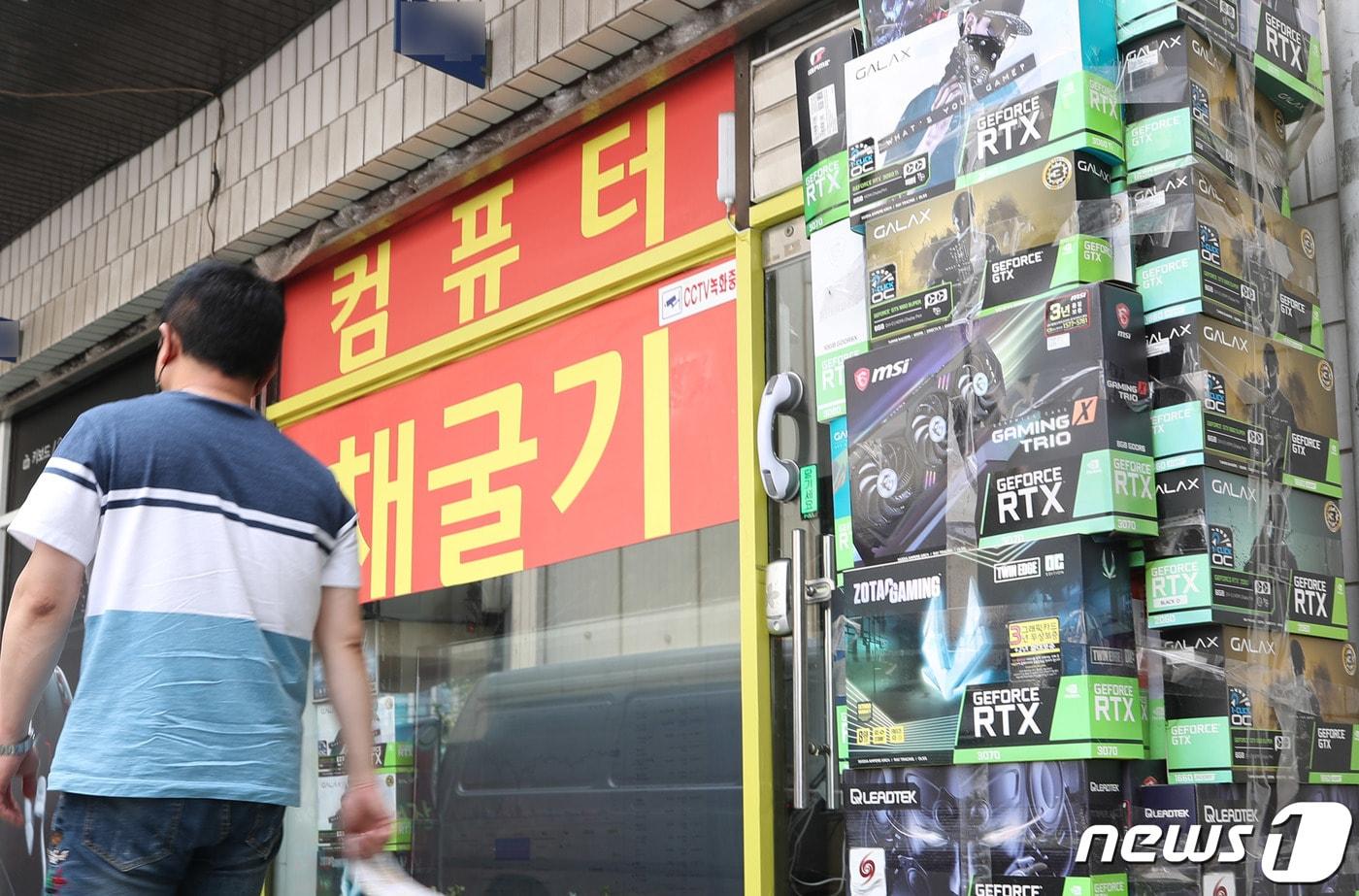 본문 이미지 - 암호화폐(가상자산) 가격 폭락 등의 영향으로 채굴에 사용되던 고성능 그래픽카드 가격이 하락세를 보이는 가운데 25일 오후 서울 용산전자상가의 한 컴퓨터 부품 매장에 그래픽카드 상자가 쌓여 있다. 2021.6.25/뉴스1 ⓒ News1 박정호 기자