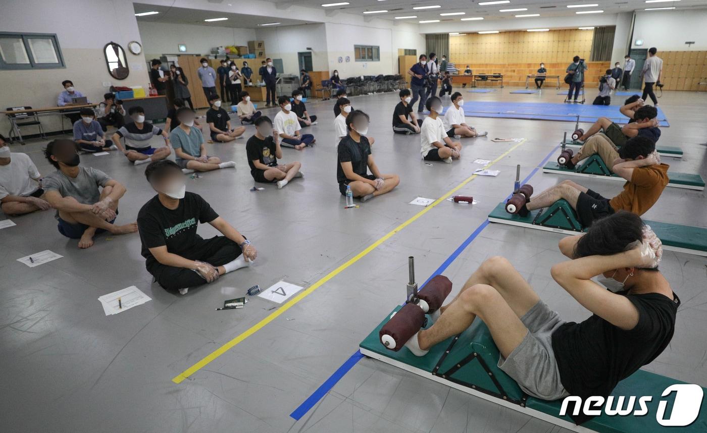 25일 오후 서울 중구 서울경찰청 기동본부에서 열린 마지막 의무경찰 선발시험에서 응시생들이 체력검사를 하고 있다. 2021.6.25/뉴스1 ⓒ News1 성동훈 기자
