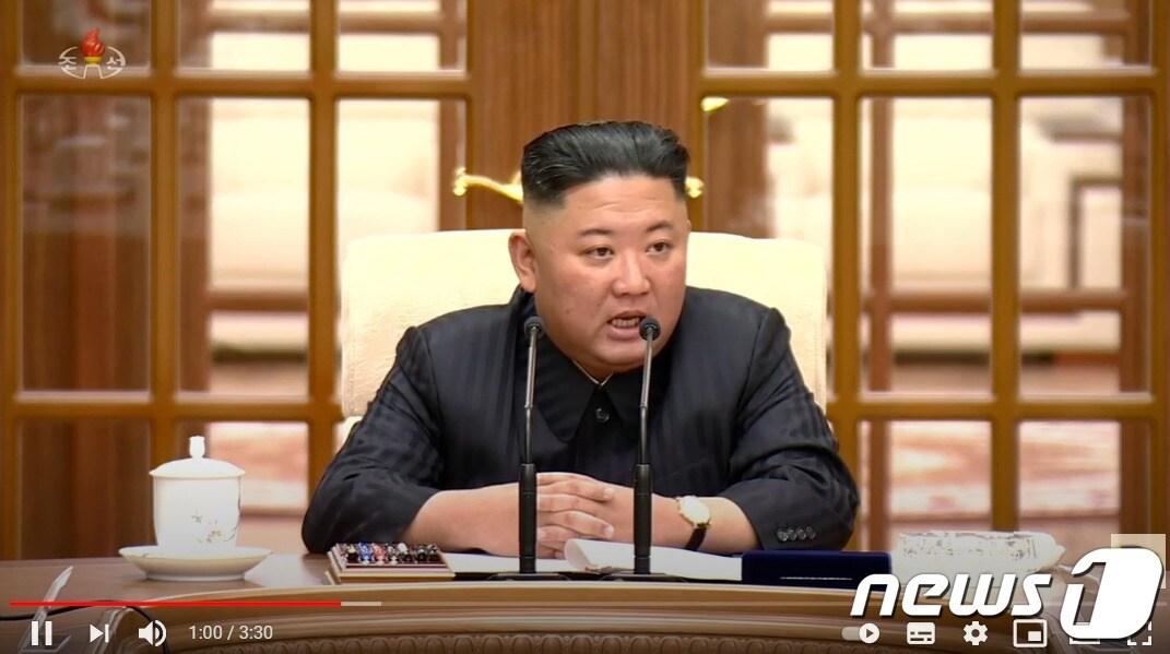 본문 이미지 - 이달 초 정치국 회의를 진행하는 김정은 북한 노동당 총비서.  직전 보도된 공개 활동 사진과 비교해 살이 빠진 모습으로 주목받았다. (출처=조선중앙TV 영상) ⓒ 뉴스1